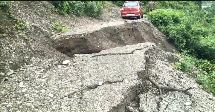 सिरमौर जिले में रेणुका क्षेत्र में भूस्खलन से क्षतिग्रस्त सड़क, स्थानीय युवाओं ने फंसी गाड़ी को सुरक्षित निकाला सिरमौर जिले में रेणुका क्षेत्र में भूस्खलन से क्षतिग्रस्त सड़क, स्थानीय युवाओं ने फंसी गाड़ी को सुरक्षित निकाला