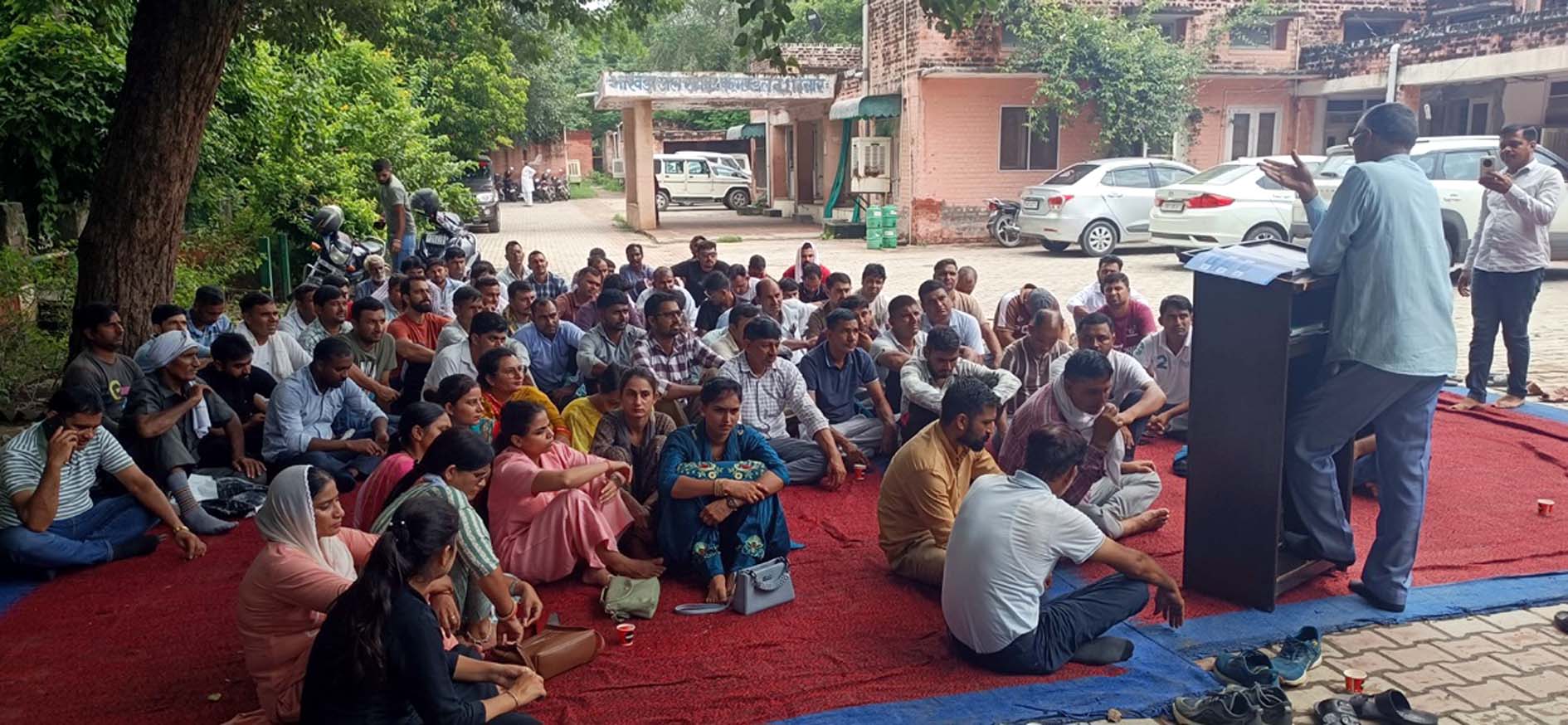 धरना को संबोधित करते यूनियन पदाधिकारी। धरना को संबोधित करते यूनियन पदाधिकारी।