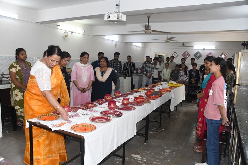 पानीपत आई बी महाविद्यालय में प्रदर्शनी का अवलोकन करती प्राचार्य डॉ शशि प्रभा मालिक। पानीपत आई बी महाविद्यालय में प्रदर्शनी का अवलोकन करती प्राचार्य डॉ शशि प्रभा मालिक।