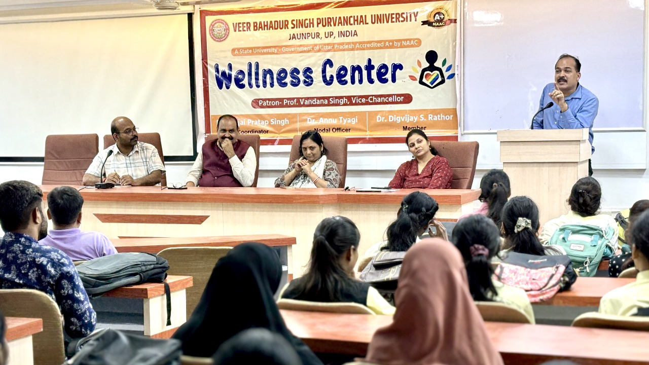 डिजिटल एडिक्शन युवाओं के भविष्य के लिए खतरा मंच से संबोधित करते हुए प्रो. अजय प्रताप सिंह डिजिटल एडिक्शन युवाओं के भविष्य के लिए खतरा मंच से संबोधित करते हुए प्रो. अजय प्रताप सिंह