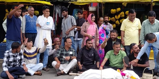 गोपेश्वर में प्रसूताओं की मौत पर प्रदर्शन करते हुए कांग्रेस कार्यकर्ता।