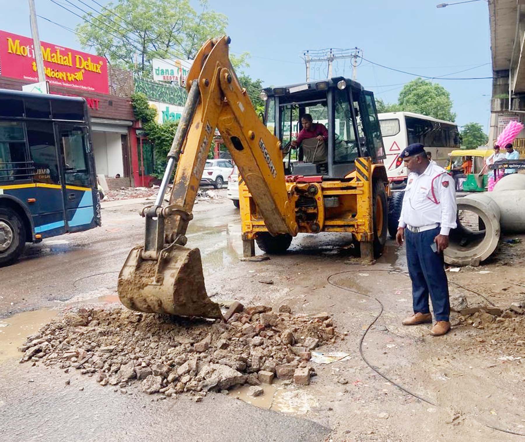 गुरुग्राम में सडक़ के गड्ढे भरवाते यातायात पुलिसकर्मी। गुरुग्राम में सडक़ के गड्ढे भरवाते यातायात पुलिसकर्मी।