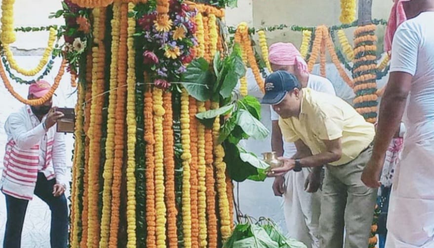 अखरा में करम पूजा करते श्रद्धालू