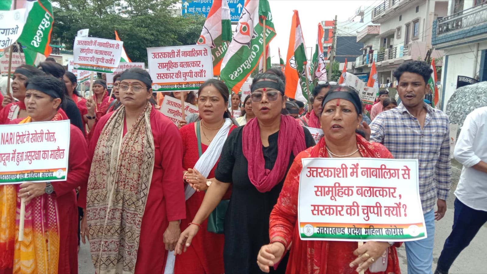 भाजपा कार्यालय के समक्ष प्रदर्शन करती महिला कांग्रेस।