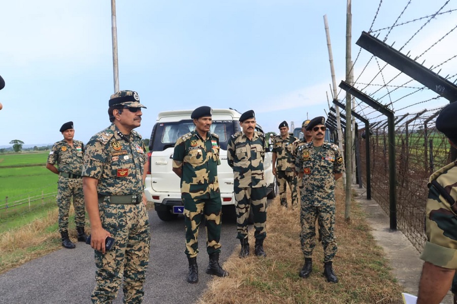 असम_भारत-बांग्लादेश की अंतरराष्ट्रीय सीमा का अवलोकन करते बीएसएफ गुवाहाटी फ्रंटियर के महानिरीक्षक सुखदेव राज