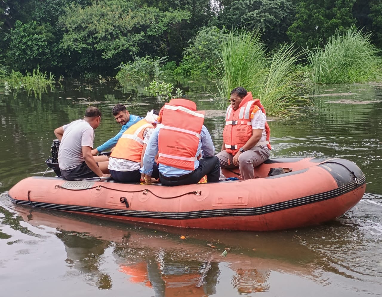 बहादुरगढ़ में टूट गई मुंगेशपुर ट्रेन का जायजा लेते उपायुक्त स्वप्निल रविंद्र पाटिल। बहादुरगढ़ में टूट गई मुंगेशपुर ट्रेन का जायजा लेते उपायुक्त स्वप्निल रविंद्र पाटिल।