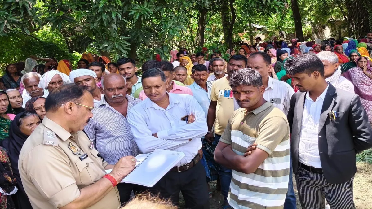 मौके पर पूछताछ करती पुलिस मौके पर पूछताछ करती पुलिस
