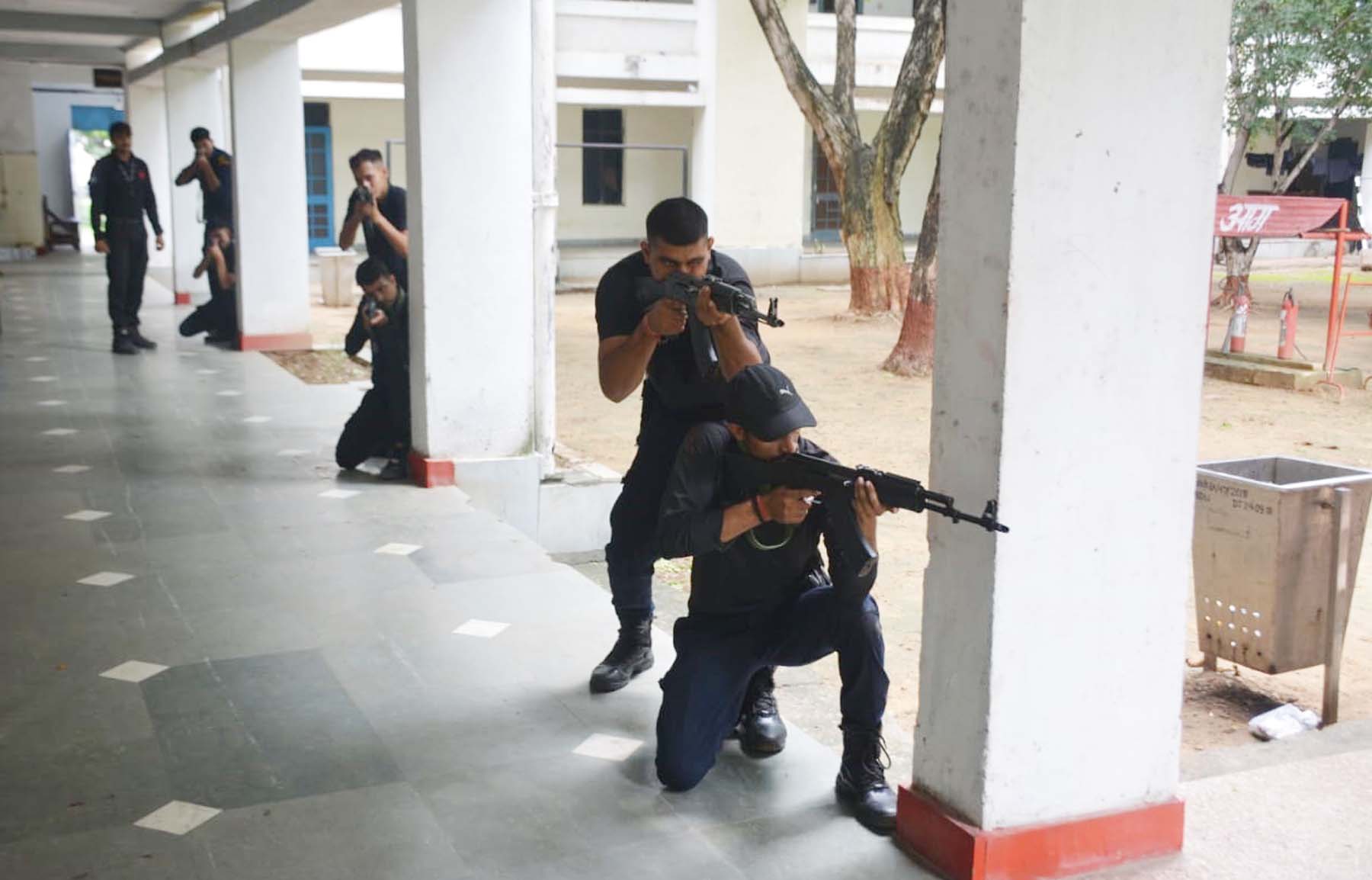मानेसर एनएसजी में खतरों से निपटने के प्रशिक्षण के दौरान अभ्यास करते गुरुग्राम पुलिस के स्पेशल वैपन एंड टैक्टिस (एसडब्ल्यूएटी) टीम के जवान।