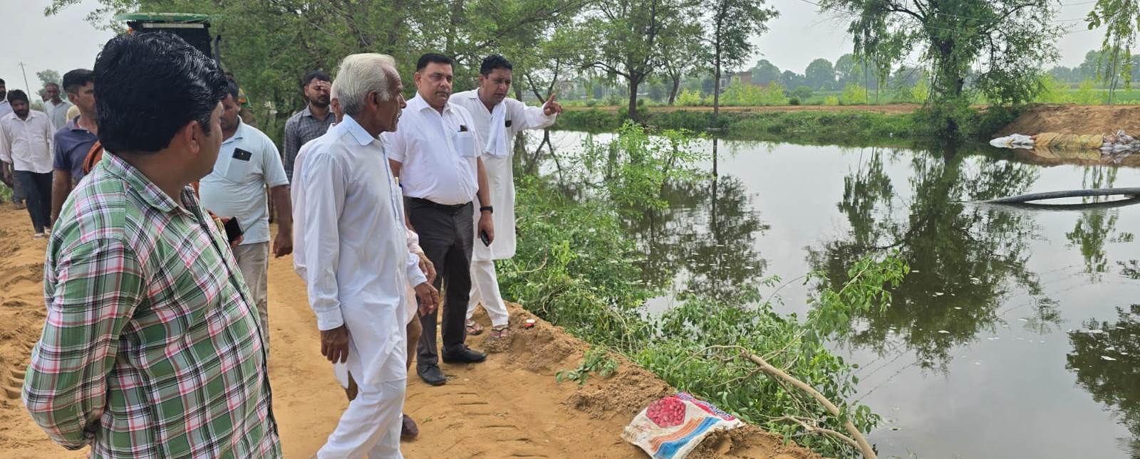 घग्गर के तटबंधों का निरीक्षण करते अधिकारी। घग्गर के तटबंधों का निरीक्षण करते अधिकारी।
