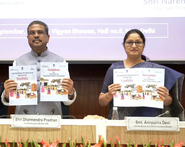 केंद्रीय शिक्षा मंत्री धर्मेंद्र प्रधान और महिला विकास मंत्री अन्नपूर्णा देवी बुधवार को प्राथमिक विद्यालयों और आंगनवाड़ी केंद्रों को एक ही परिसर में स्थापित करने संबंधी दिशानिर्देशों को जारी करते हुए