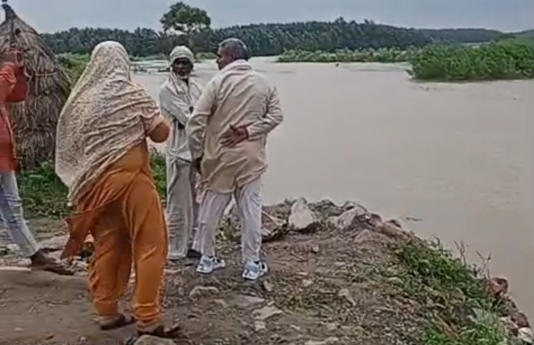 पानीपत के गांव पत्थर गढ़ में यमुना के उफान को देखते ग्रामीण पानीपत के गांव पत्थर गढ़ में यमुना के उफान को देखते ग्रामीण