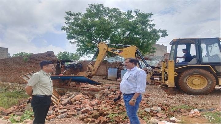 भाटखेड़ी ग्राम से चार बीघा सरकारी जमीन अतिक्रमण मुक्त कराई भाटखेड़ी ग्राम से चार बीघा सरकारी जमीन अतिक्रमण मुक्त कराई