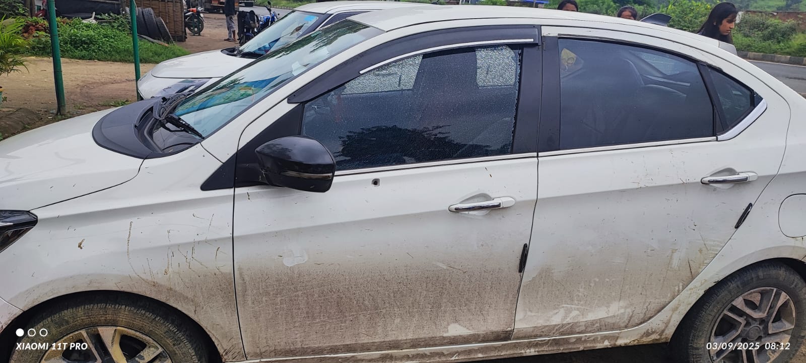 कार पर चली गोली कार पर चली गोली
