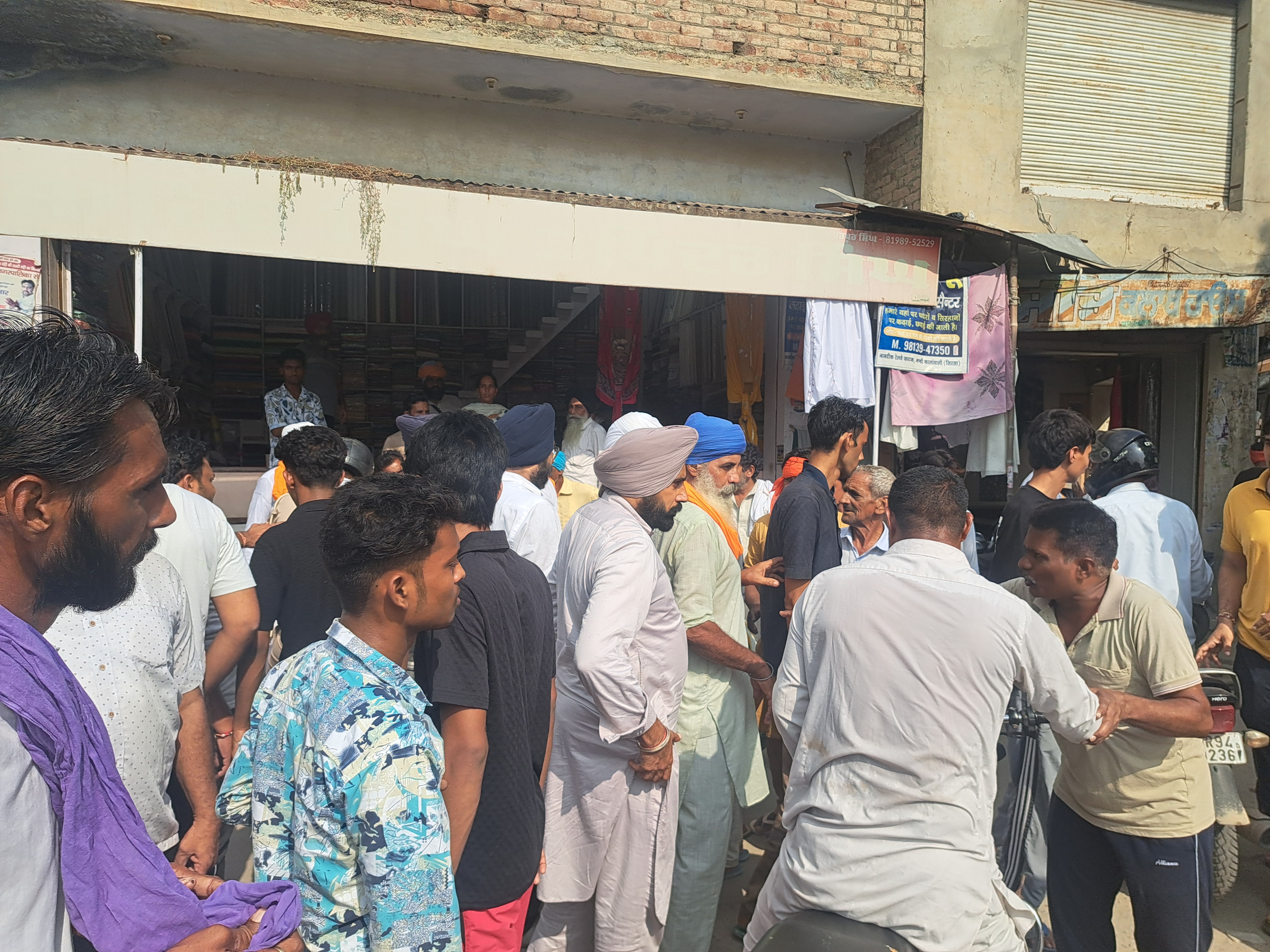 घटना के दौरान रेलवे फाटक पर एकत्रित भीड़। घटना के दौरान रेलवे फाटक पर एकत्रित भीड़।