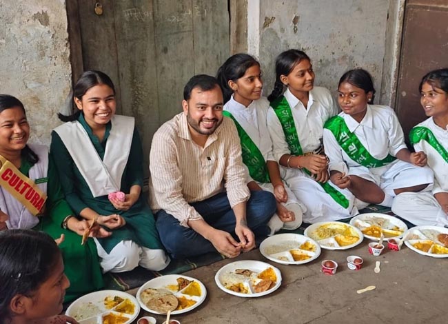 बच्चों संग अलख पाण्डेय बच्चों संग अलख पाण्डेय