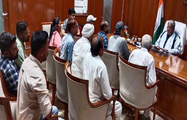 हरियाणा के विकास एवं पंचायत मंत्री राष्ट्रीय मजदूर किसान मंच के पदाधिकारियों की बैठक लेते हुए हरियाणा के विकास एवं पंचायत मंत्री राष्ट्रीय मजदूर किसान मंच के पदाधिकारियों की बैठक लेते हुए