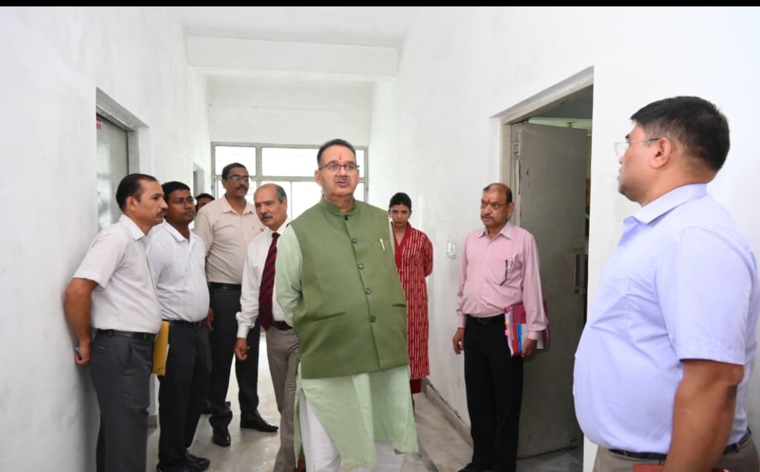 सैनिक कल्याण मंत्री गणेश जोशी विश्राम गृह के जीर्णोद्धार कार्यो का निरीक्षण करते। सैनिक कल्याण मंत्री गणेश जोशी विश्राम गृह के जीर्णोद्धार कार्यो का निरीक्षण करते।