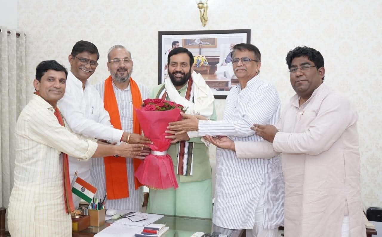 चंडीगढ़ में मुख्यमंत्री को बुके भेंट करते ओमप्रकाश धनखड़ और झज्जर जिला के अन्य भाजपा नेता। चंडीगढ़ में मुख्यमंत्री को बुके भेंट करते ओमप्रकाश धनखड़ और झज्जर जिला के अन्य भाजपा नेता।