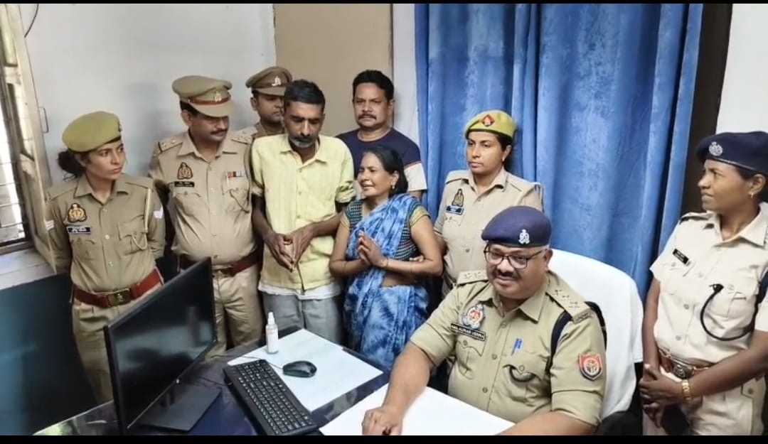 अपहृत बालिका को बरामद कर अपहरण में शामिल महिला और पुरुष आरोपी को गिरफ्तार करने के बाद जानकारी देते जीआरपी-आरपीएफ पुलिस अधिकारी।