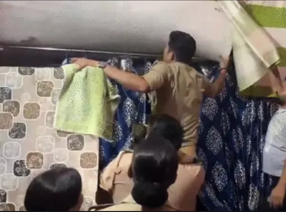 कन्नौज: टाँड़ पर गद्दे के नीचे छिपा मिला जिला बदर सपा नेता कैश खां, गिरफ्तार कन्नौज: टाँड़ पर गद्दे के नीचे छिपा मिला जिला बदर सपा नेता कैश खां, गिरफ्तार