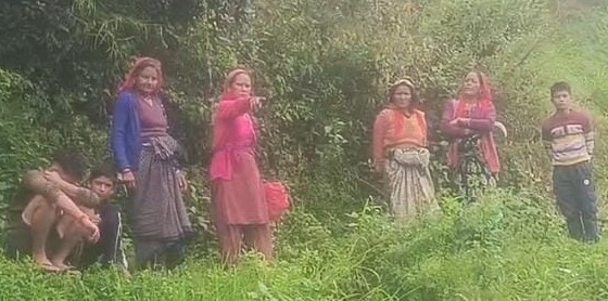 खन्नी गांव के उपर भू-धंसाव को देखकर दहशत में ग्रामीण। खन्नी गांव के उपर भू-धंसाव को देखकर दहशत में ग्रामीण।