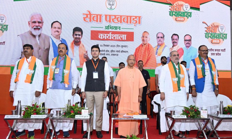मंचासीन मुख्यमंत्री व अन्य भाजपा नेता मंचासीन मुख्यमंत्री व अन्य भाजपा नेता