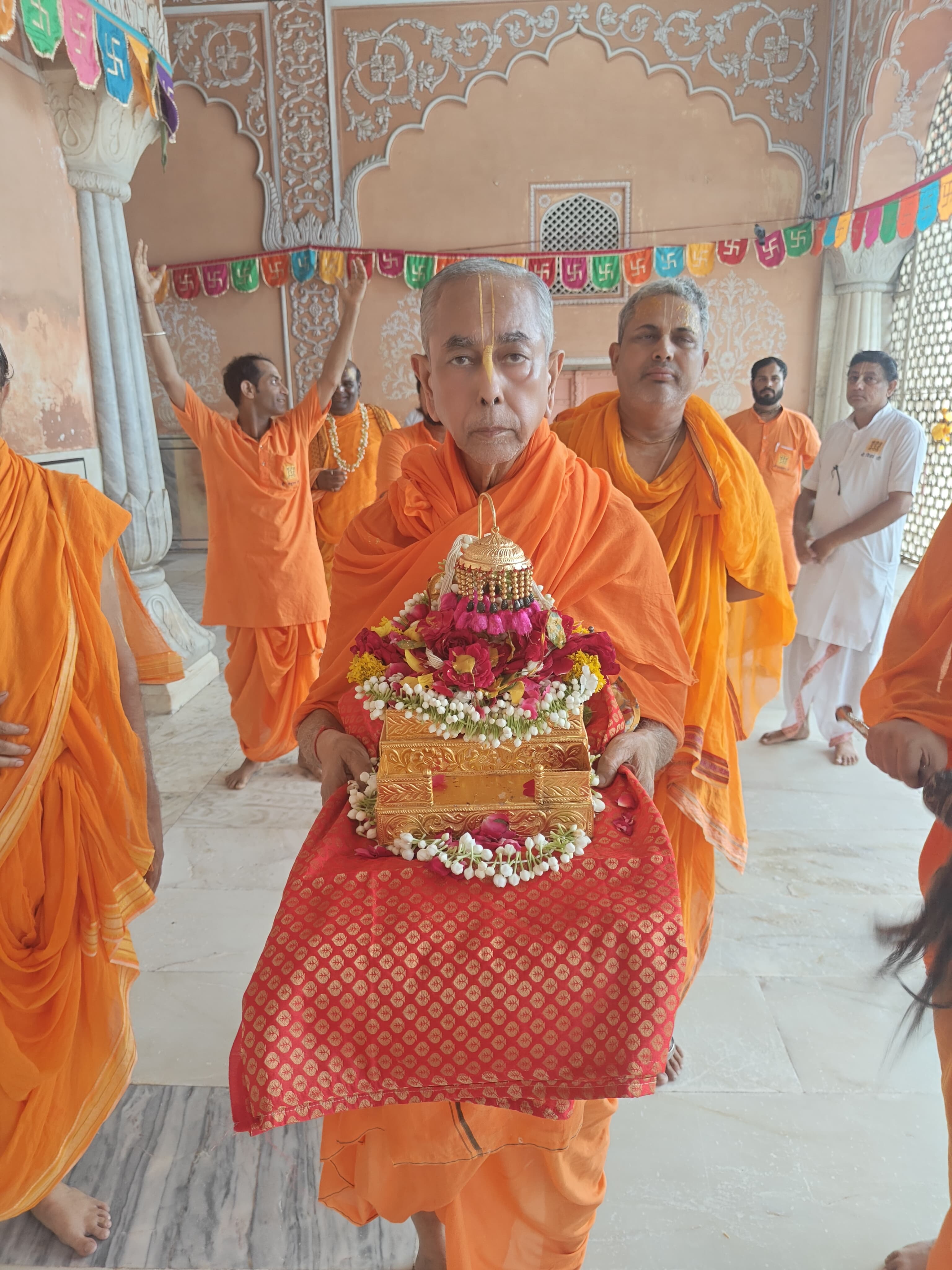 शालिग्राम जी को पालकी में विराजमान कर जल स्त्रोत तक कराया भ्रमण शालिग्राम जी को पालकी में विराजमान कर जल स्त्रोत तक कराया भ्रमण