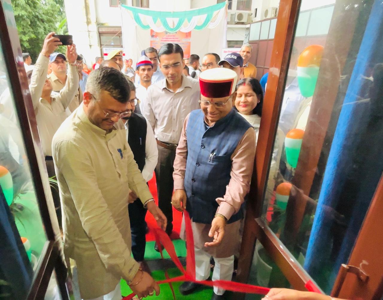 केंद्र का उद्घाटन करते विधायक व महापौर।