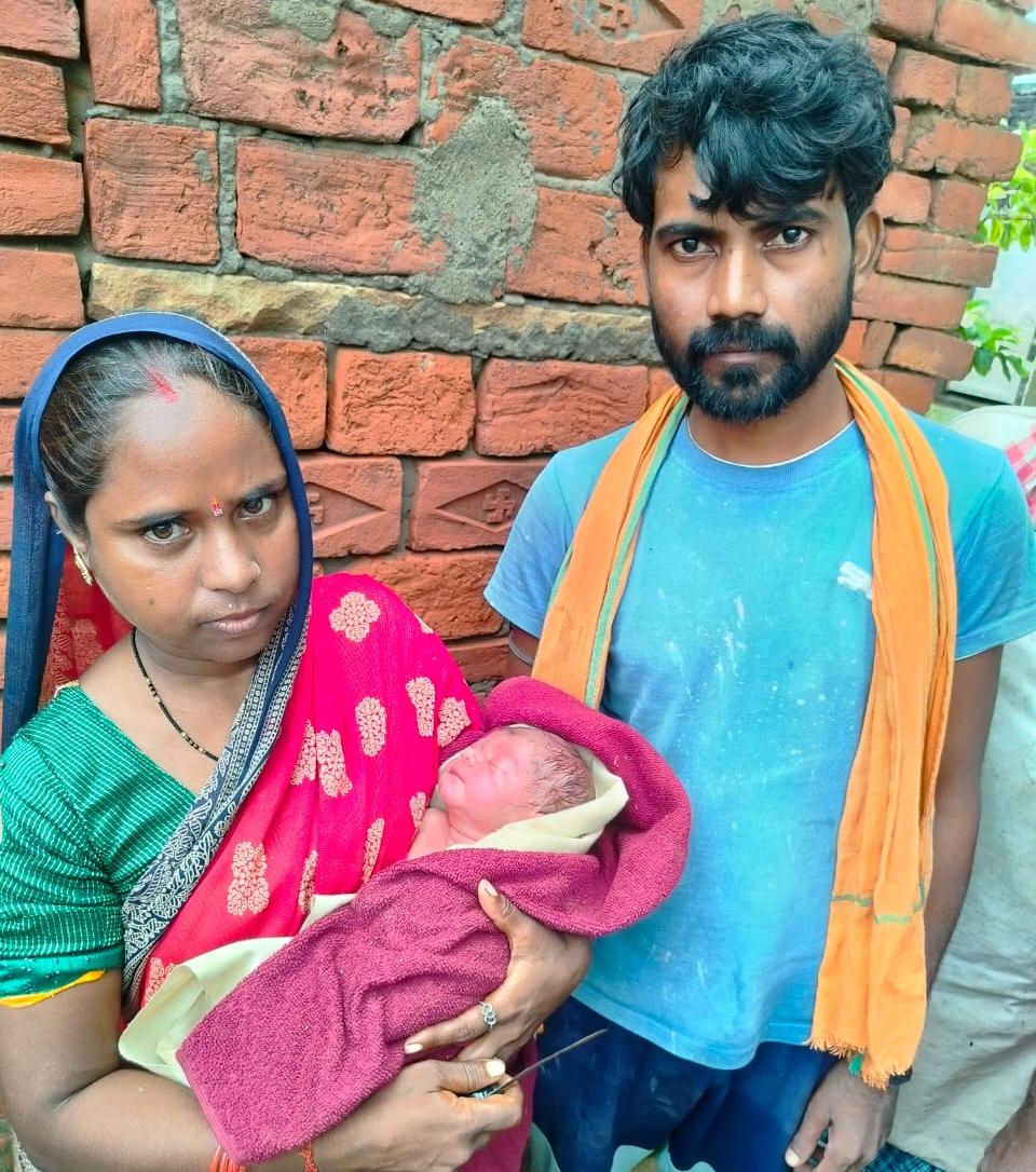 जमालपुर के ओड़ी गांव के मन्नू प्रसाद और उसकी पत्नी नीलम बच्चे को लिये हुये।