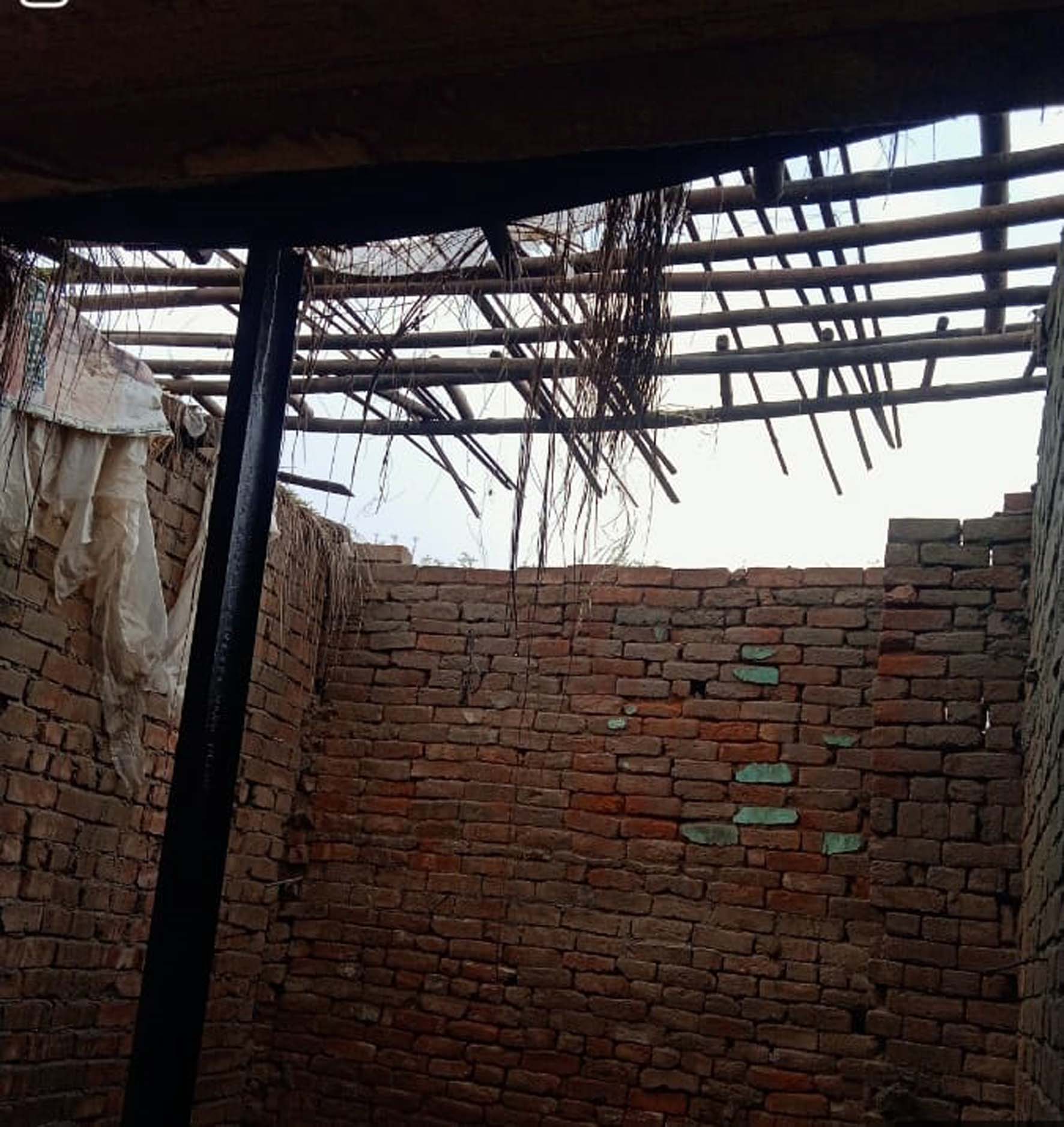 बारिश के चलते गांव जुगलान में गिरी मकान की छत। बारिश के चलते गांव जुगलान में गिरी मकान की छत।