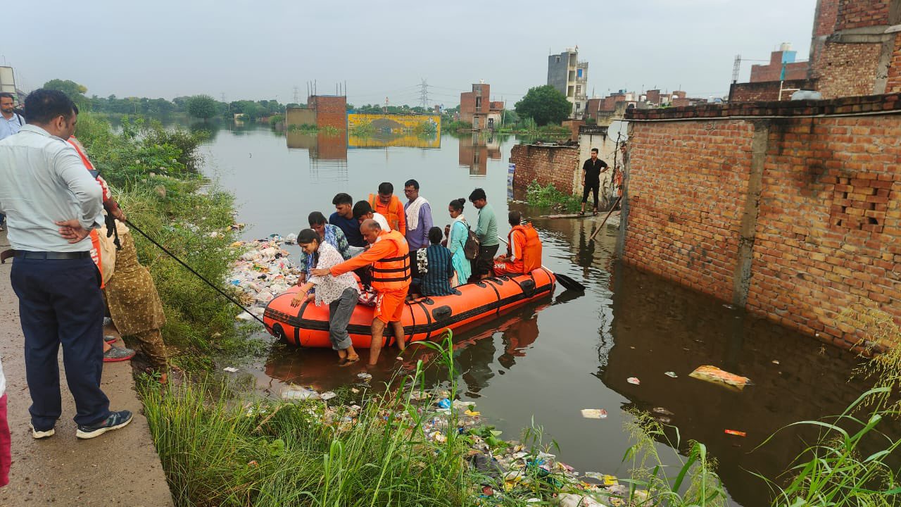 दिल्ली के गांव झड़ौदा व आसपास की कच्ची कॉलोनियों से लोगों को सुरक्षित निलकते दिल्ली के गांव झड़ौदा व आसपास की कच्ची कॉलोनियों से लोगों को सुरक्षित निलकते