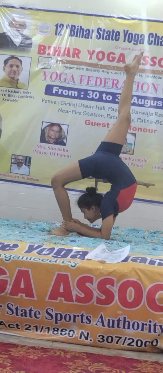 योग प्रदर्शन करती शिखा योग प्रदर्शन करती शिखा