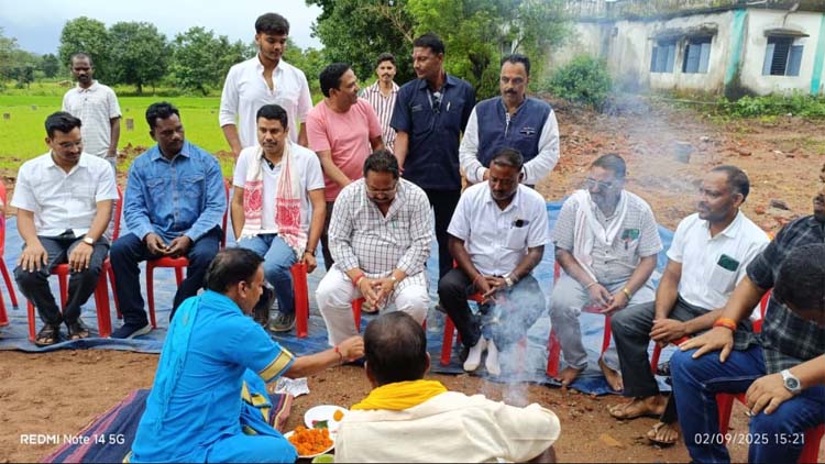 हाई स्कूल छात्रावास का भूमिपूजन करते लुण्ड्रा विधायक प्रबोध मिंज हाई स्कूल छात्रावास का भूमिपूजन करते लुण्ड्रा विधायक प्रबोध मिंज