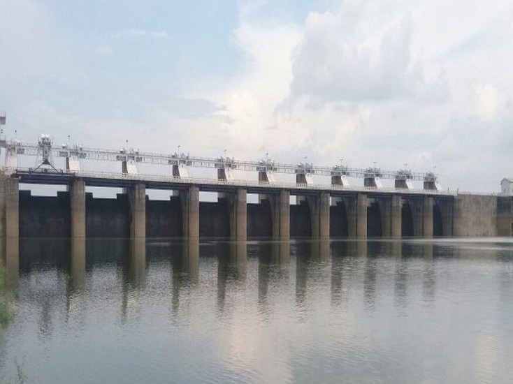 Seoni: Four gates of Bhimgarh Dam were opened today, water flows into Bainganga River at the rate of 21,000 cubic feet per second