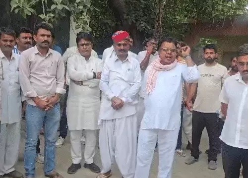 बाड़मेर मोर्चरी के बाहर आक्रोशित ग्रामीण बाड़मेर मोर्चरी के बाहर आक्रोशित ग्रामीण