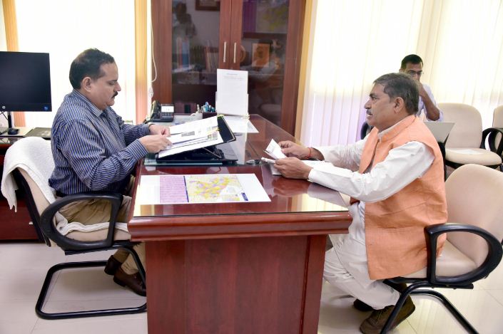 मुख्य निर्वाचन अधिकारी से वार्ता करते कुलजीत सिंह यादव मुख्य निर्वाचन अधिकारी से वार्ता करते कुलजीत सिंह यादव