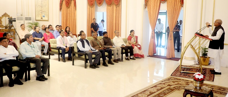 केन्द्रीय सचिवालयीन सेवा के प्रशिक्षु अधिकारियों को संबोधित करते हुए राज्यपाल मंगुभाई पटेल केन्द्रीय सचिवालयीन सेवा के प्रशिक्षु अधिकारियों को संबोधित करते हुए राज्यपाल मंगुभाई पटेल