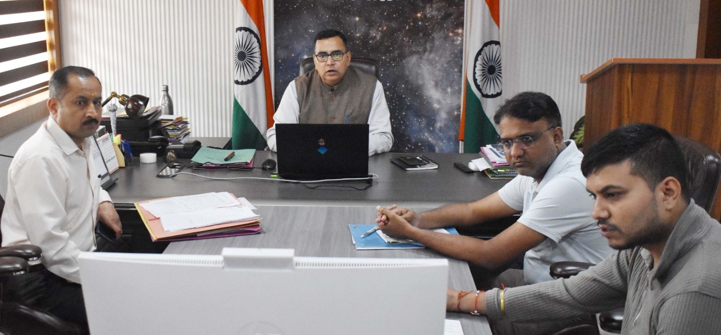गोपेश्वर में विभागीय अधिकारियों की बैठक लेते हुए सीडीओ। गोपेश्वर में विभागीय अधिकारियों की बैठक लेते हुए सीडीओ।