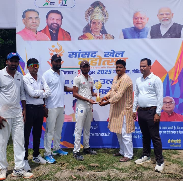 मैन ऑफ द मैच का पुरस्कार देते अतिथि मैन ऑफ द मैच का पुरस्कार देते अतिथि