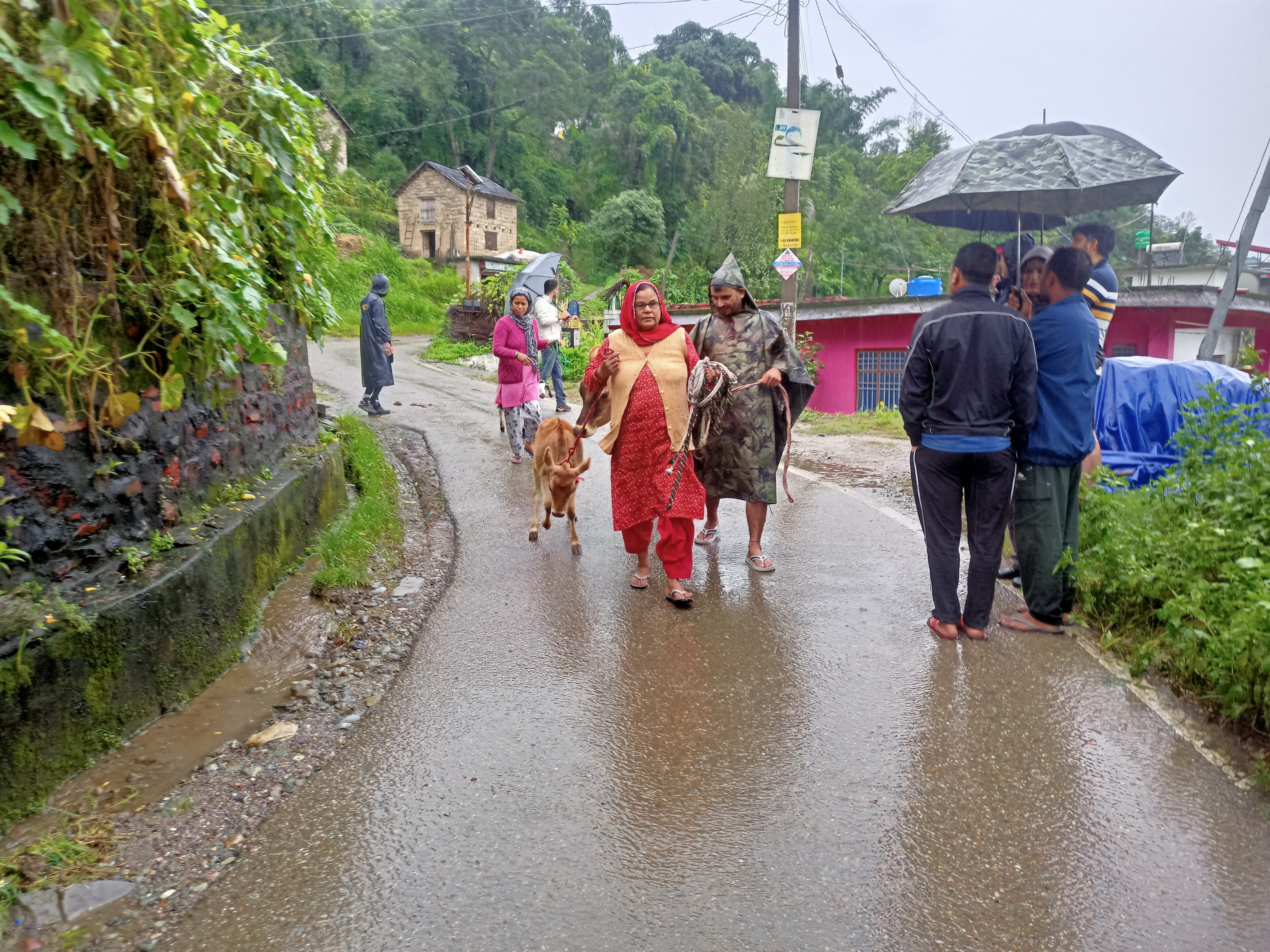 सुरक्षित जगहों की ओर रवाना होते प्रभावित परिवार। सुरक्षित जगहों की ओर रवाना होते प्रभावित परिवार।