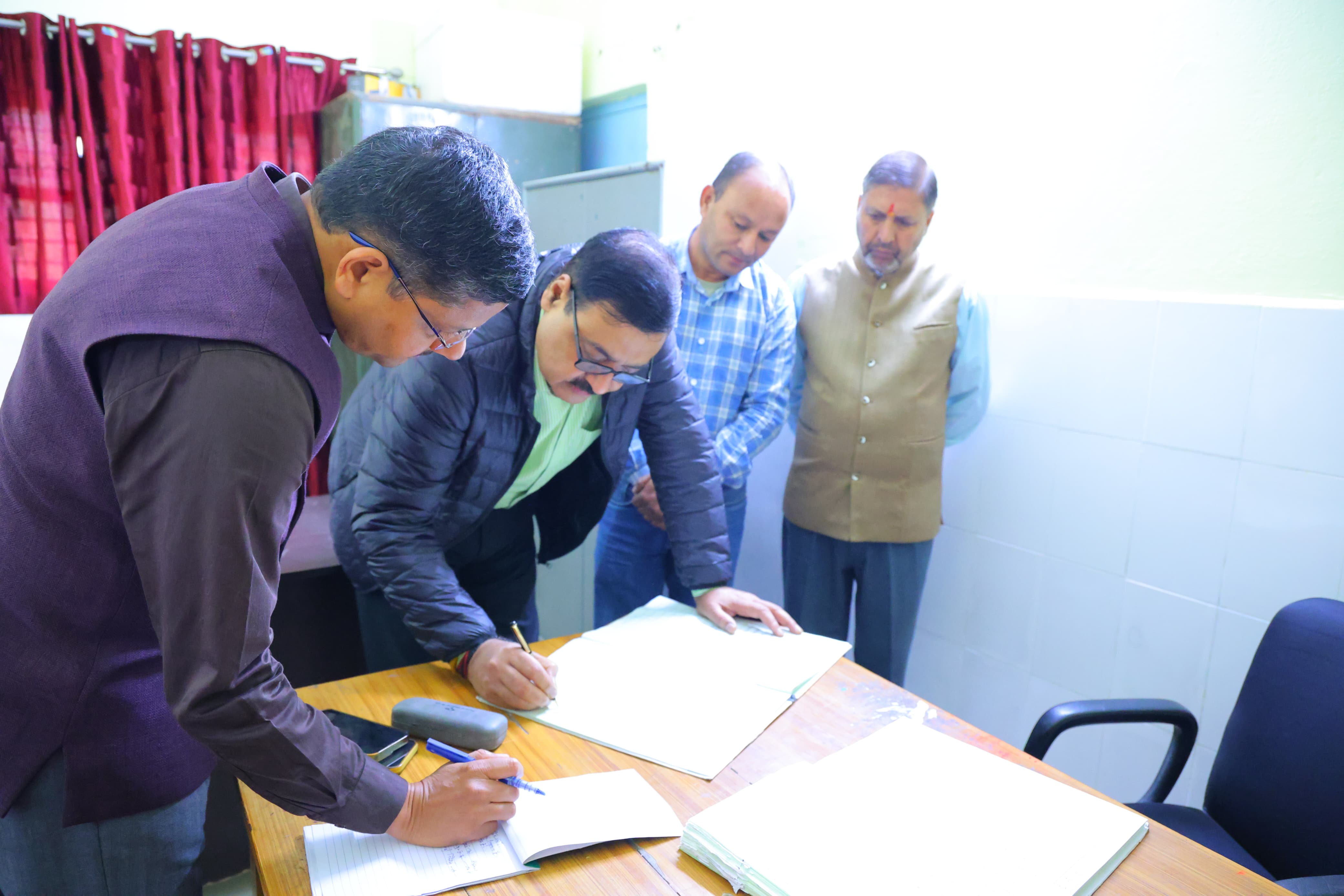 गढ़वाल आयुक्त ने निदेशक चिकित्सालय एवं परिवार कल्याण मंडल पौड़ी का अचोक निरीक्षण किया