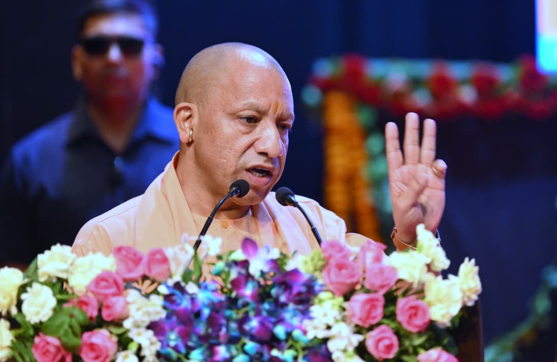कार्यक्रम को संबोधित करते सीएम योगी कार्यक्रम को संबोधित करते सीएम योगी