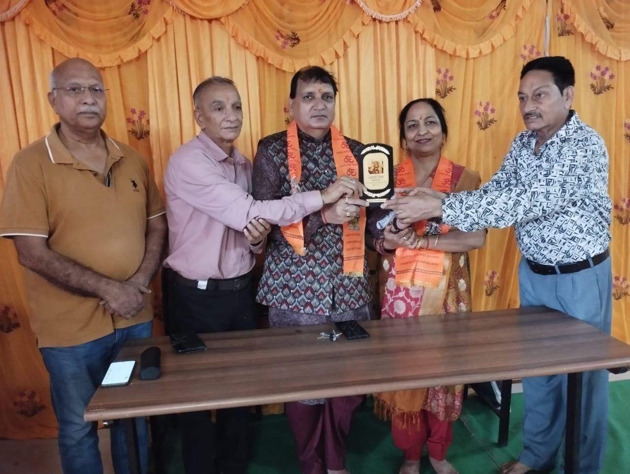 गणेश उत्सव के अवसर पर सम्मानित करते हुए। गणेश उत्सव के अवसर पर सम्मानित करते हुए।