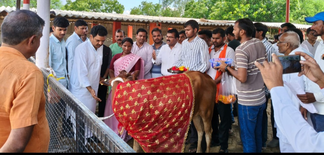 कन्नौज। मंत्री ने अनौगी गोवंश आश्रय स्थल जाकर गायो को खिलाया गुड़ चना कन्नौज। मंत्री ने अनौगी गोवंश आश्रय स्थल जाकर गायो को खिलाया गुड़ चना