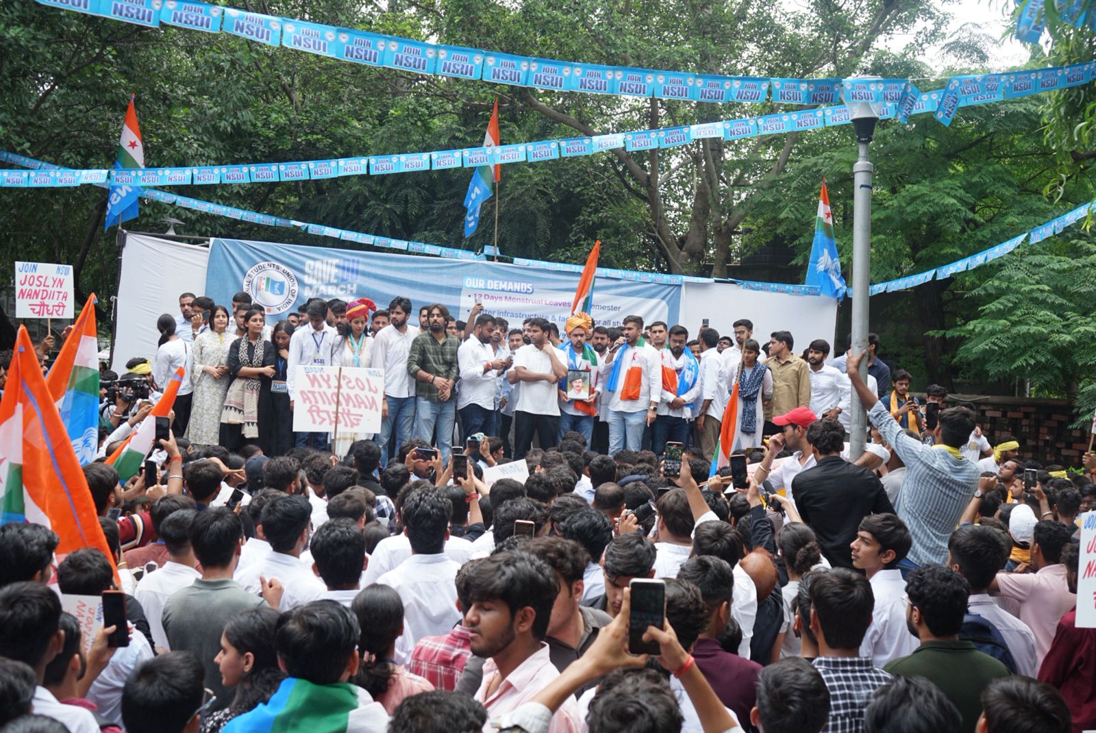 एनएसयूआई के राष्ट्रीय अध्यक्ष वरुण चौधरी के नेतृत्व में मार्च करते हुए छात्र। एनएसयूआई के राष्ट्रीय अध्यक्ष वरुण चौधरी के नेतृत्व में मार्च करते हुए छात्र।