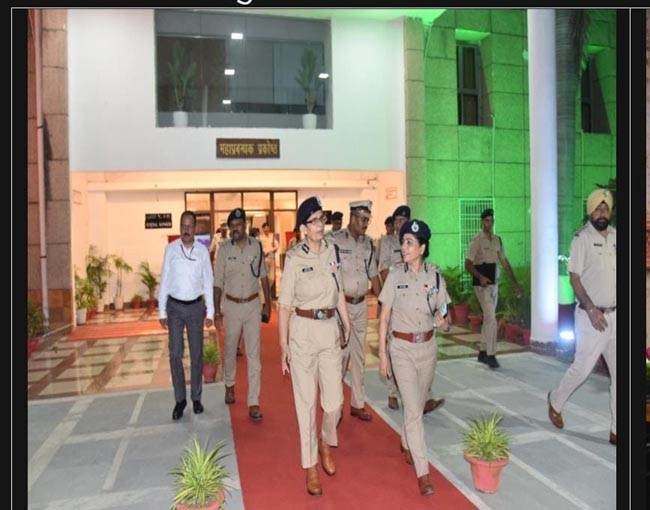 निरीक्षण करती महानिदेशक निरीक्षण करती महानिदेशक