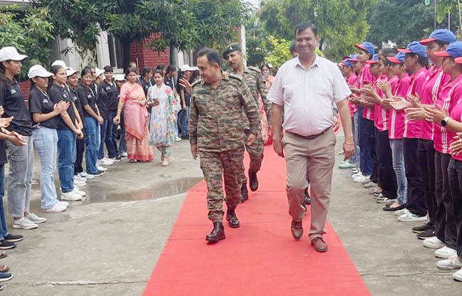 सोनीपत: कमांडिंग ऑफिसर कर्नल अनूप रावत का छात्राओं जैन गर्ल्स कॉलेज गन्नौर में स्वागत सोनीपत: कमांडिंग ऑफिसर कर्नल अनूप रावत का छात्राओं जैन गर्ल्स कॉलेज गन्नौर में स्वागत
