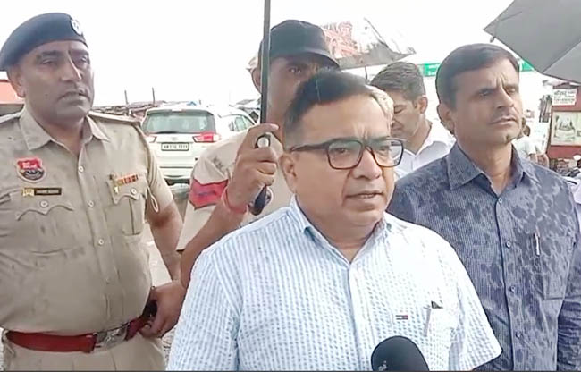 सोनीपत: यमुना पर सोनीपत उपायुक्त सुशील सारवान जानकारी देते हुए सोनीपत: यमुना पर सोनीपत उपायुक्त सुशील सारवान जानकारी देते हुए