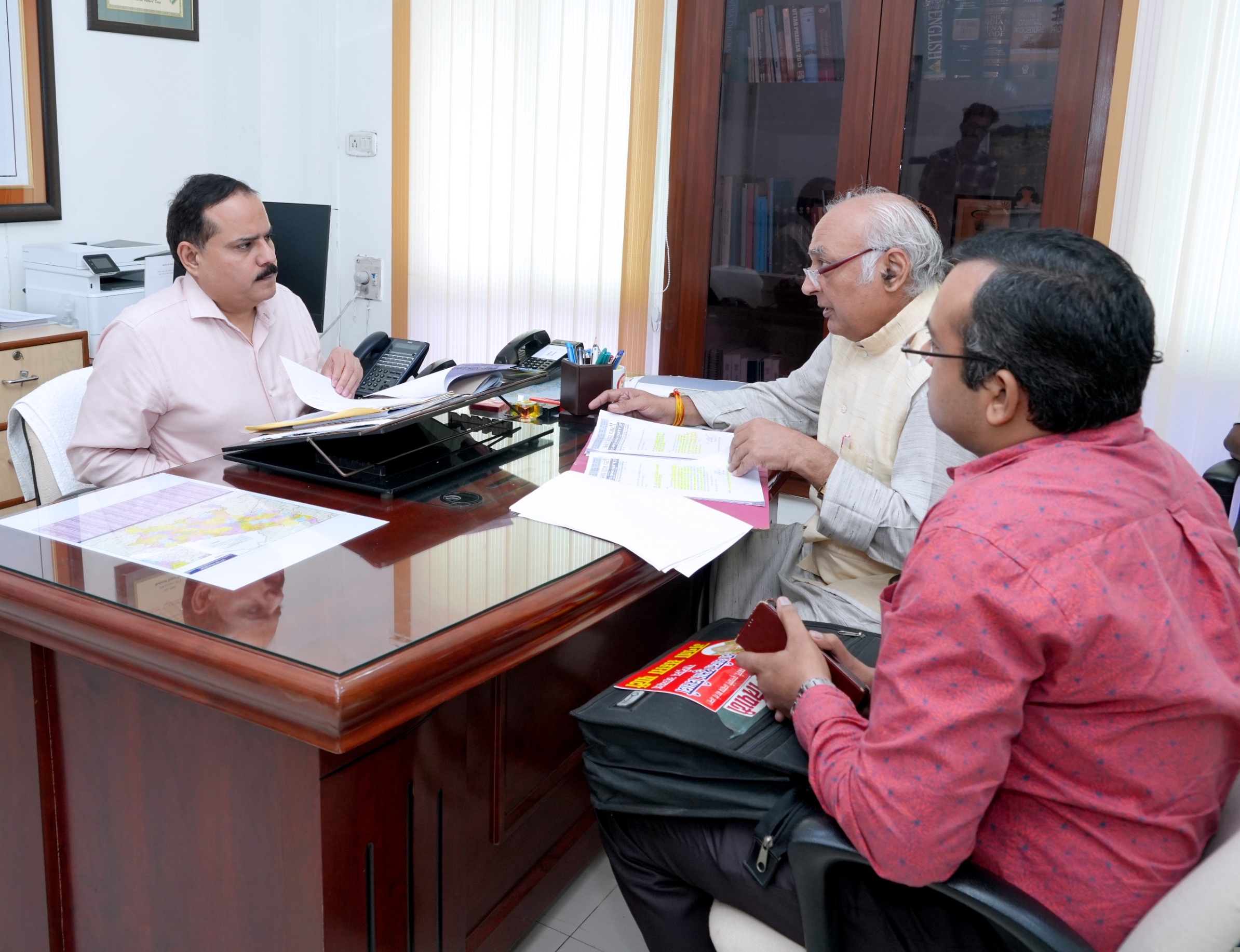 मुख्य निर्वाचन अधिकारी नवदीप रिणवा राजनीतिक दलों के लोगो के साथ सुनवाई करते हुए मुख्य निर्वाचन अधिकारी नवदीप रिणवा राजनीतिक दलों के लोगो के साथ सुनवाई करते हुए