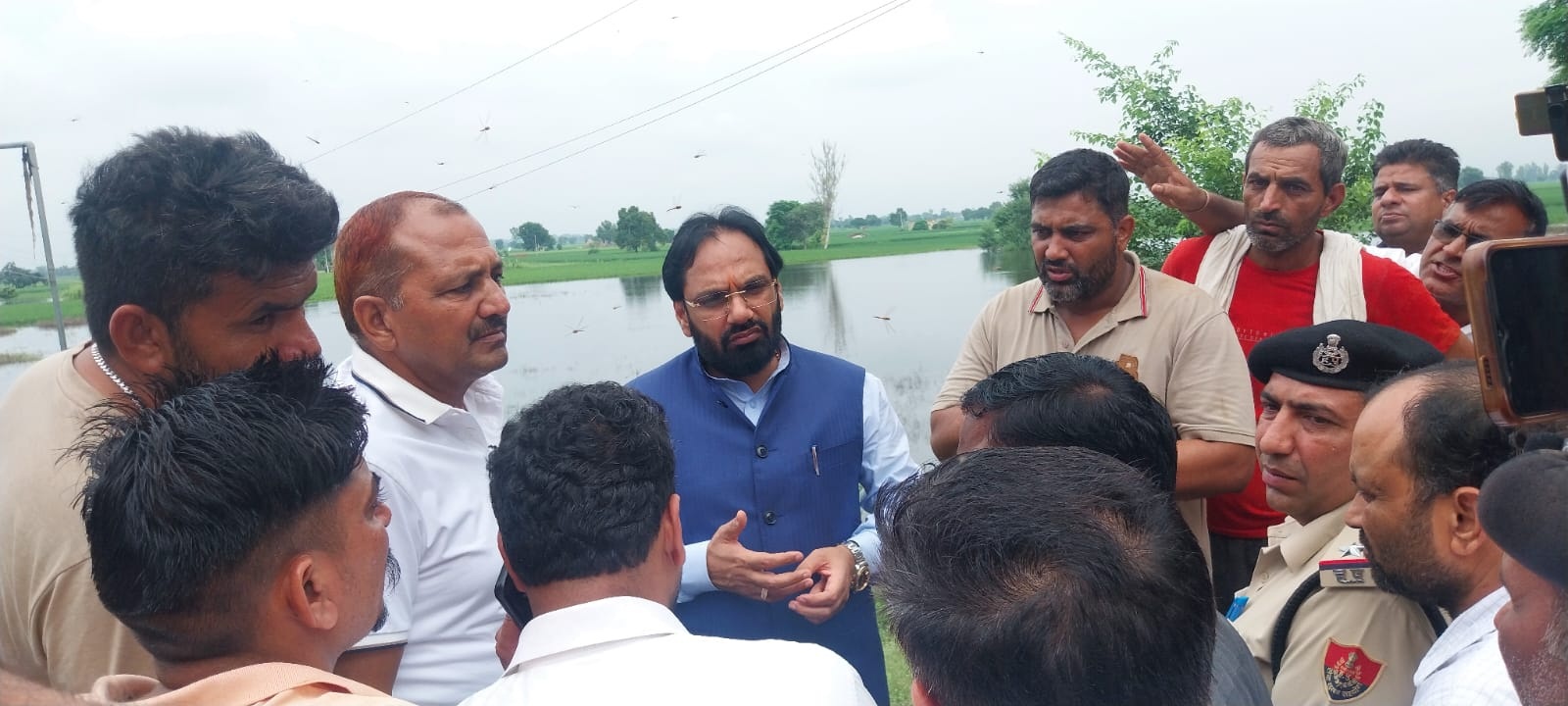 खेतों में जलभराव के बारे में जानकारी लेने पहुंचे भाजपा विधायक देवेंद्र चतरभुज अत्री। खेतों में जलभराव के बारे में जानकारी लेने पहुंचे भाजपा विधायक देवेंद्र चतरभुज अत्री।